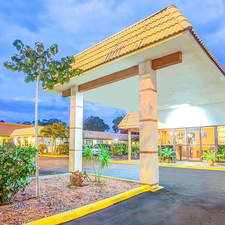Days Inn By Wyndham St. Petersburg Central Dış mekan fotoğraf