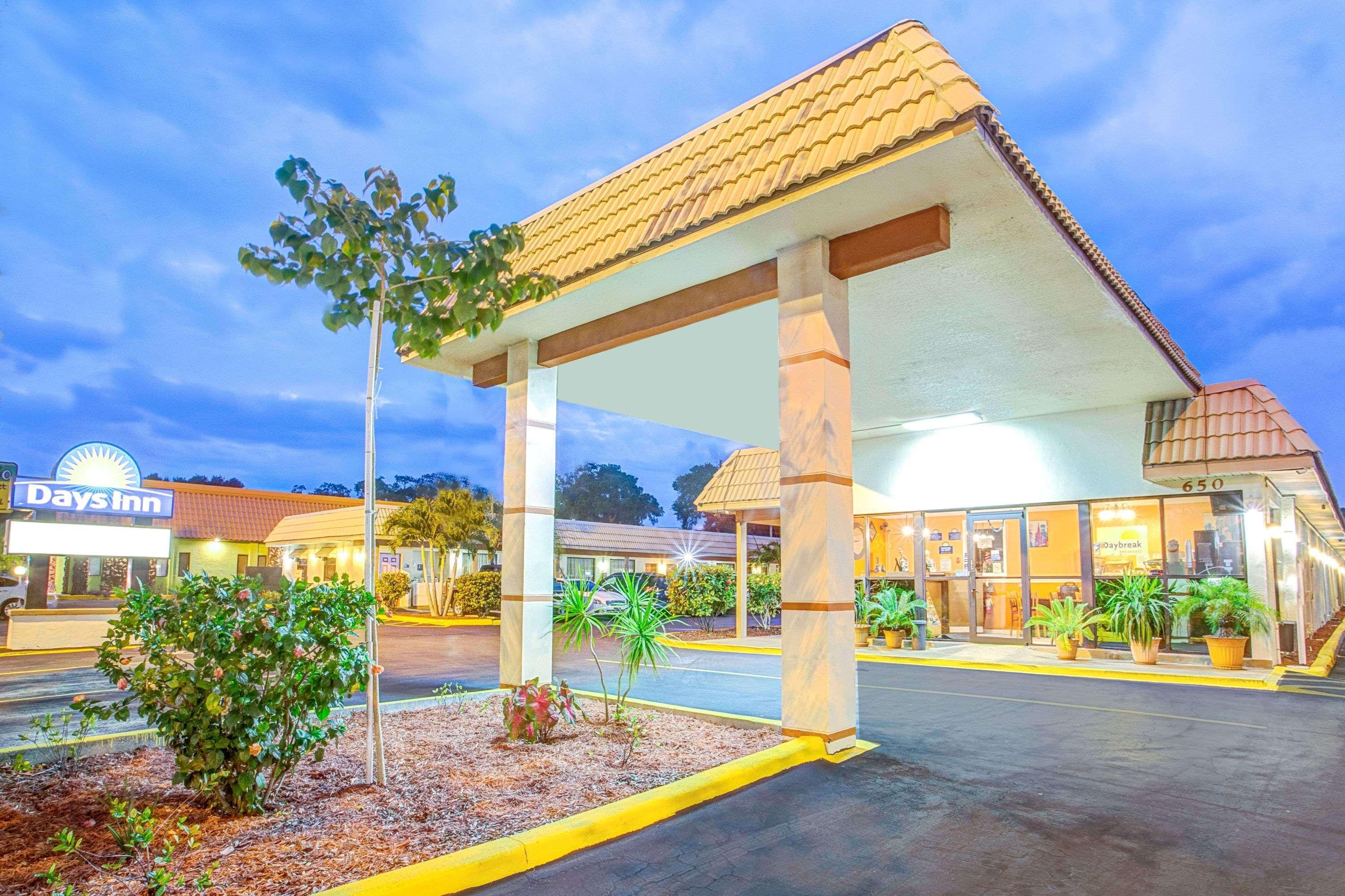 Days Inn By Wyndham St. Petersburg Central Dış mekan fotoğraf