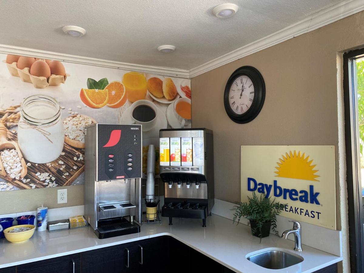 Days Inn By Wyndham St. Petersburg Central Dış mekan fotoğraf