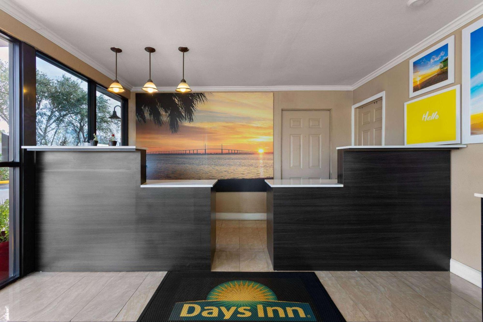 Days Inn By Wyndham St. Petersburg Central Dış mekan fotoğraf