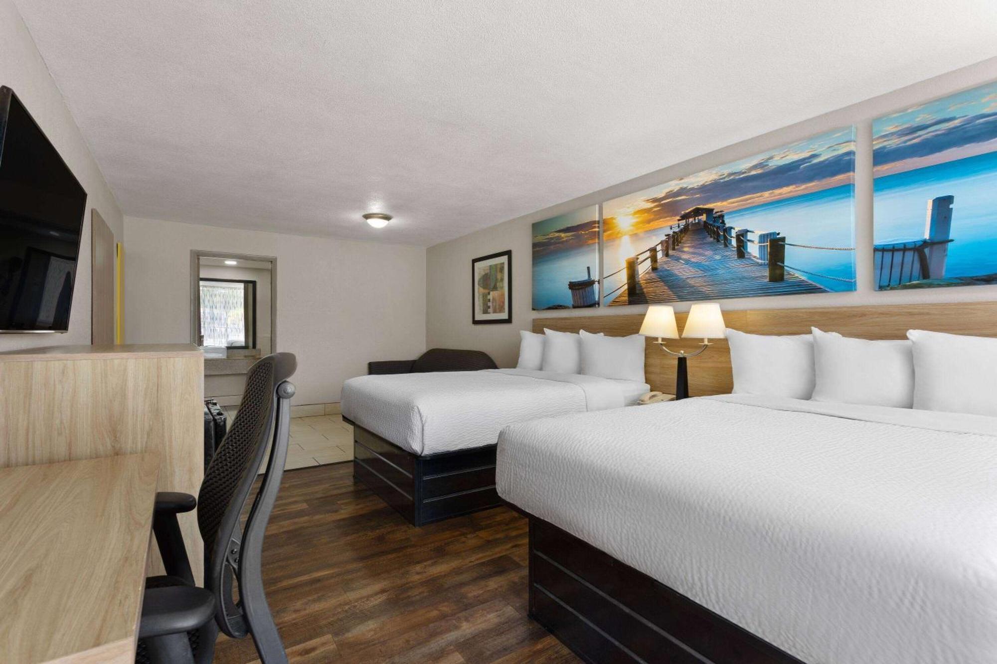 Days Inn By Wyndham St. Petersburg Central Dış mekan fotoğraf