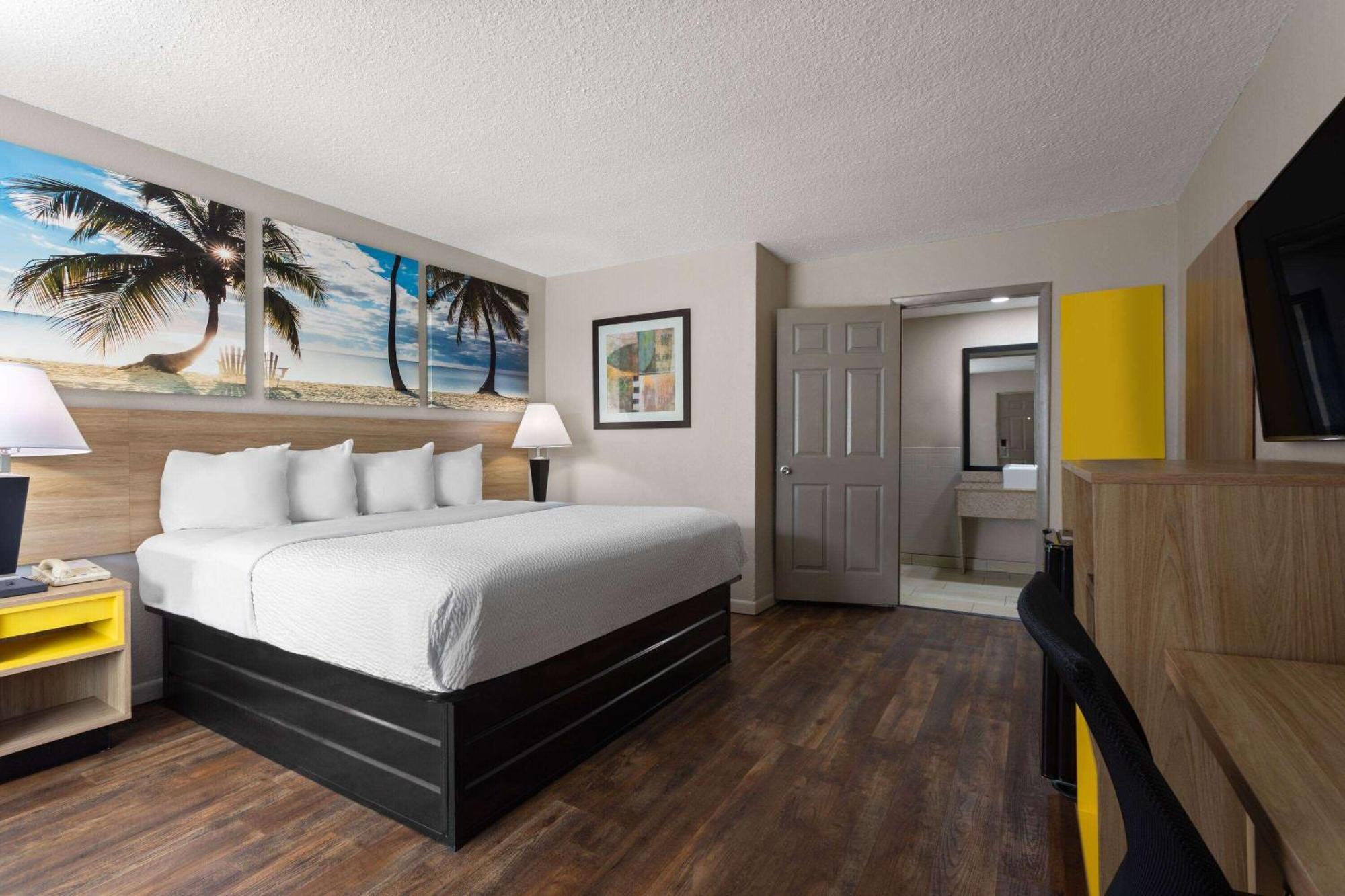 Days Inn By Wyndham St. Petersburg Central Dış mekan fotoğraf