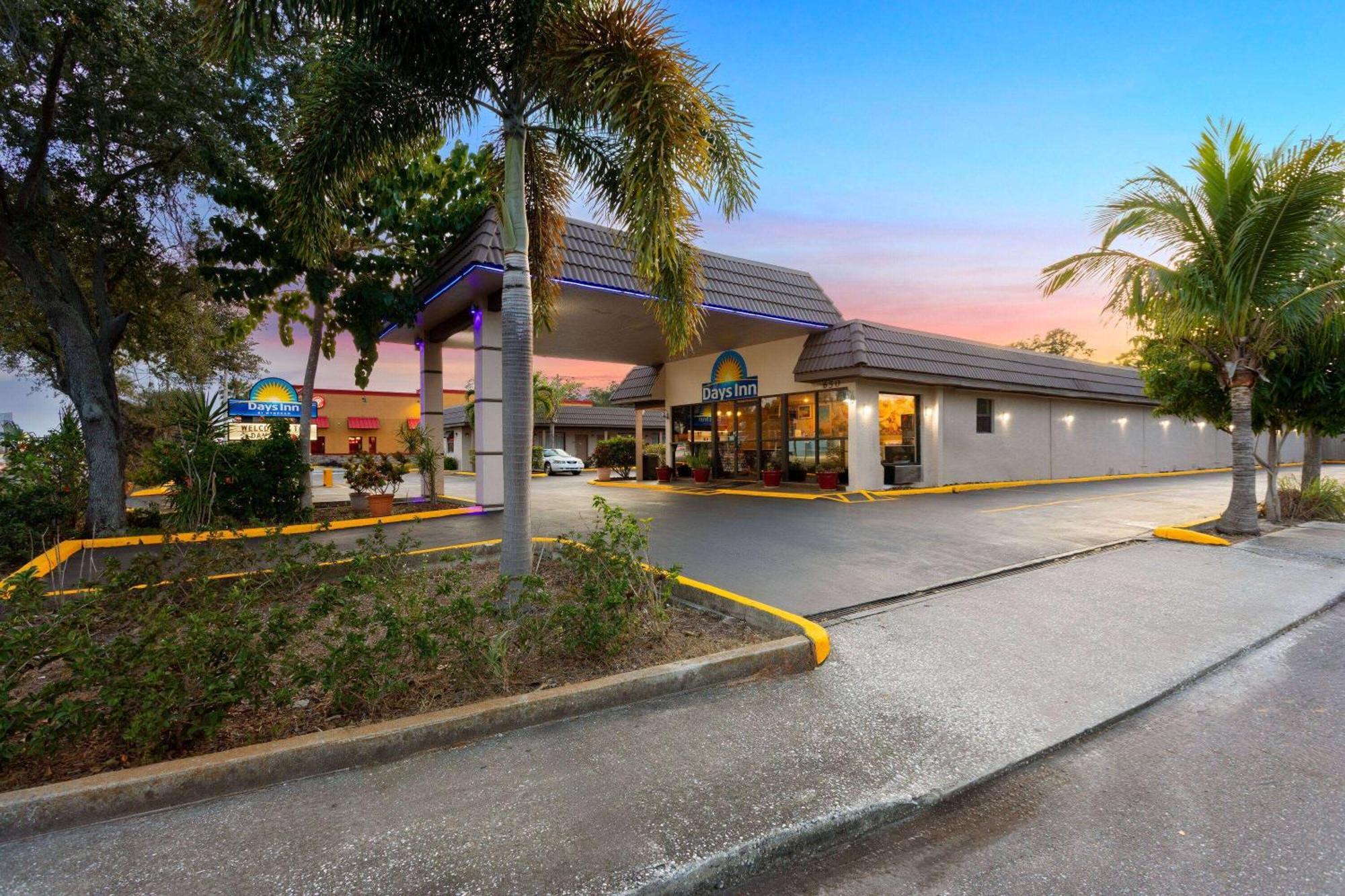 Days Inn By Wyndham St. Petersburg Central Dış mekan fotoğraf