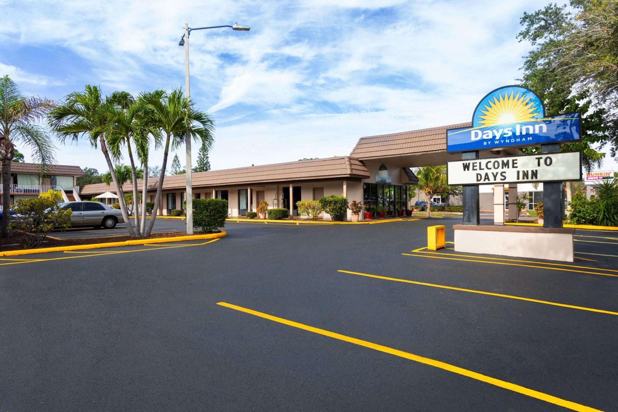 Days Inn By Wyndham St. Petersburg Central Dış mekan fotoğraf