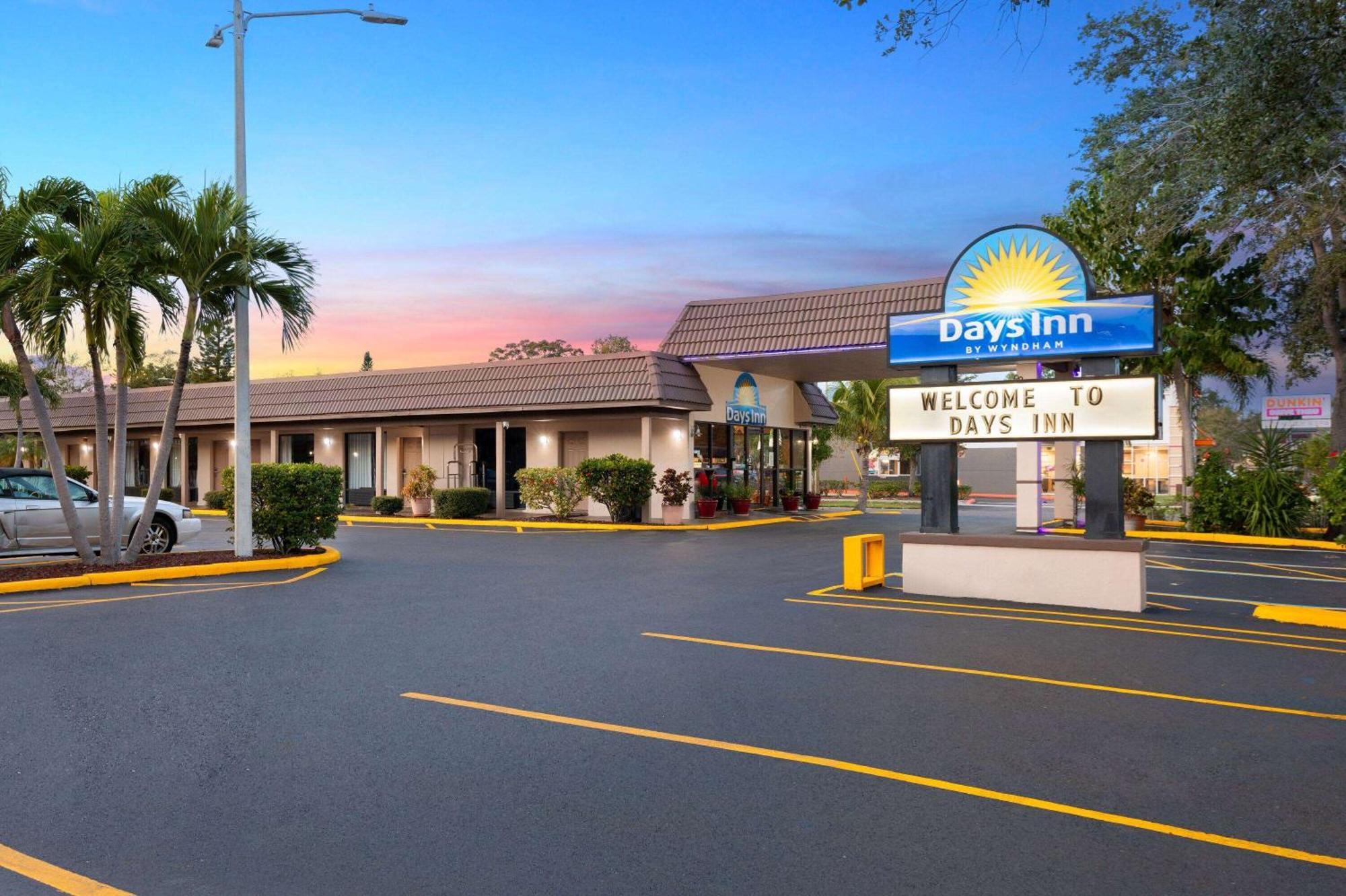 Days Inn By Wyndham St. Petersburg Central Dış mekan fotoğraf