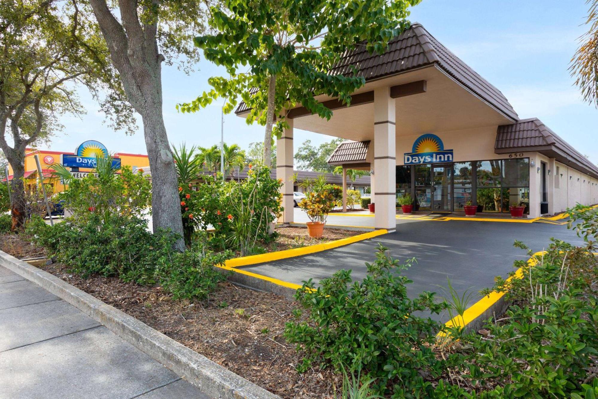 Days Inn By Wyndham St. Petersburg Central Dış mekan fotoğraf